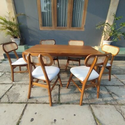 Meja Makan Retro